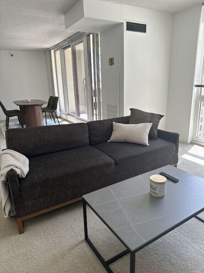 Building Photo - 210 N Wells St