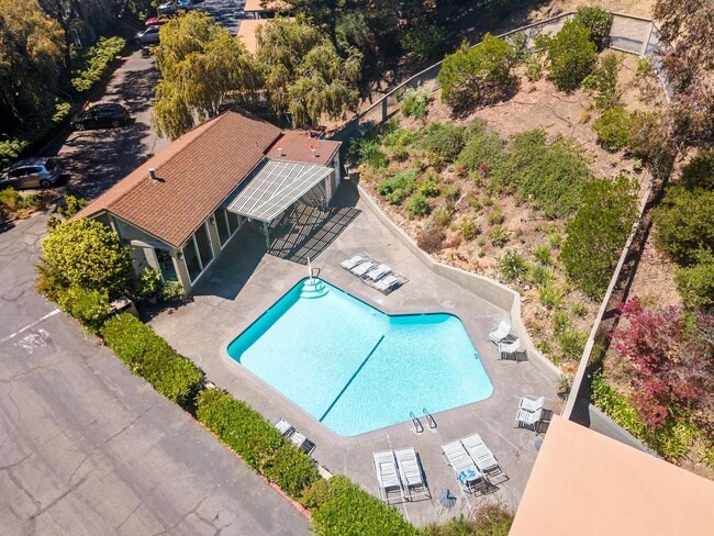 Building Photo - 2 Bedroom, 2 bathroom condo available with spectacular views of Richardson Bay!