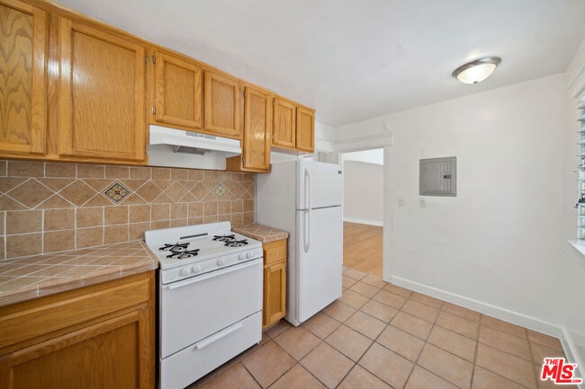 Building Photo - 1239 Havenhurst Dr
