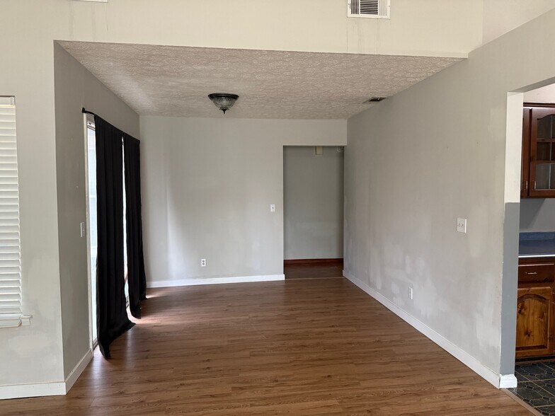 dining room - 255 Falcon Dr