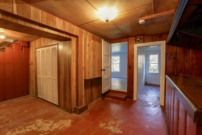 Building Photo - 3 Bed / 2 Bath Cayuga Terrace single family home with garage parking and private backyard. YouTub...