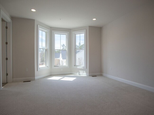 Building Photo - Walkable Short Pump Living with a Huge Private Deck