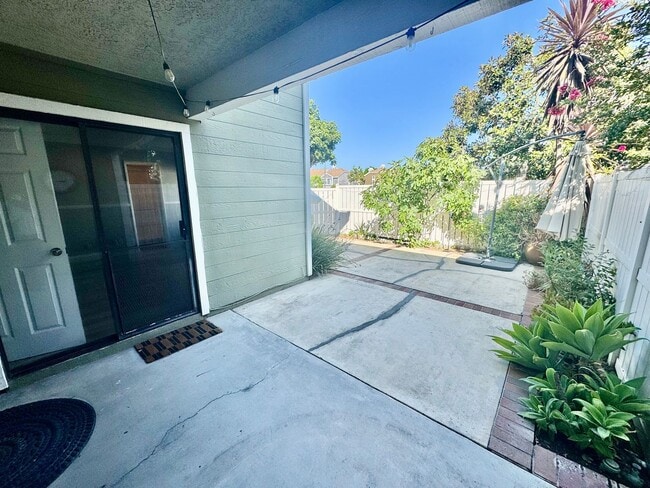 Building Photo - 2 Bedroom, Newly Renovated Beautiful Condo...
