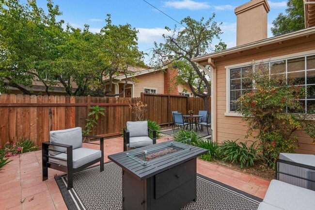 Building Photo - Fully Remodeled East Side Townhome – Furnished & Move-In Ready!