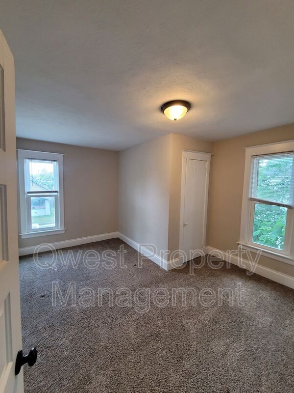 Building Photo - 932 Crescent St NE