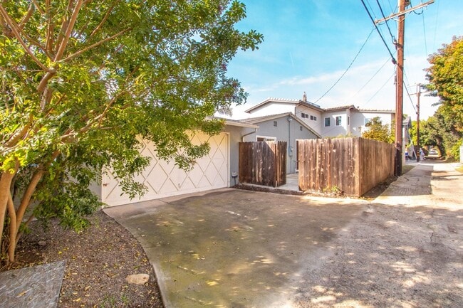 Building Photo - Charming 3 Bed/2 Bath Home in Bird Rock/ La Jolla- 1 Block from the Ocean!