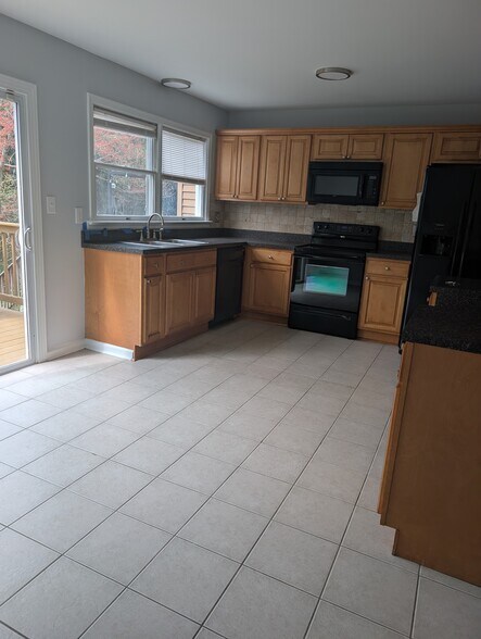 Kitchen - 1109 Holmespun Dr