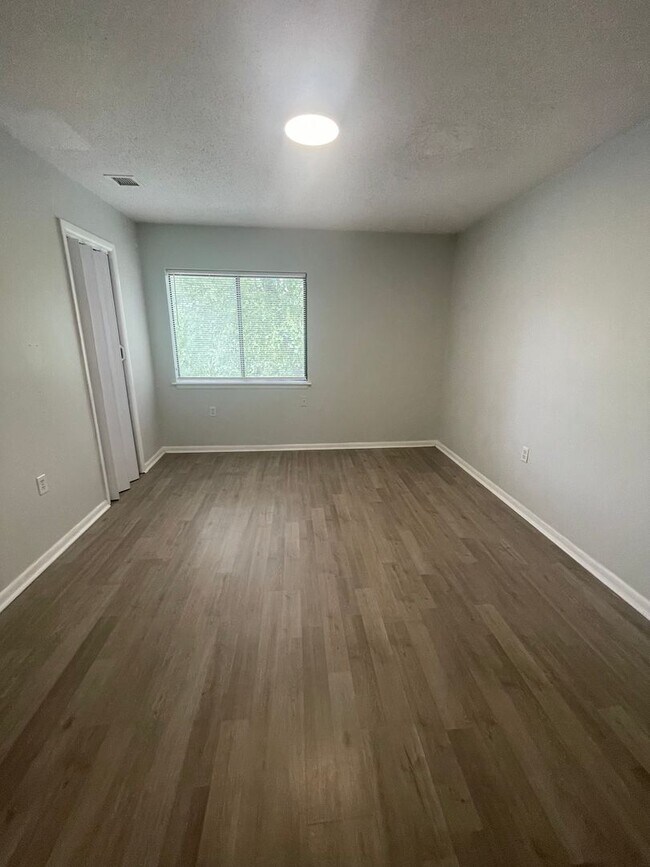 Building Photo - Top-floor 2-bedroom, 2-bath residence in Charlotte