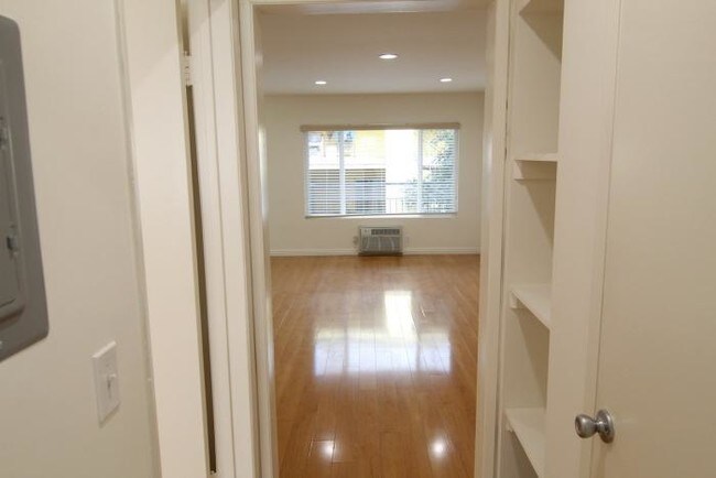 Building Photo - 1 bedroom in Los Angeles CA 90027