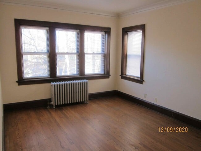 Building Photo - Available July or August 2026 Gorgeous 1-bedroom apartment in Shorewood with Free Heat