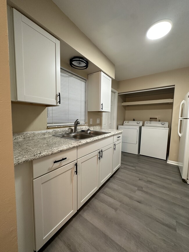 Building Photo - 3009 Ernest Dr