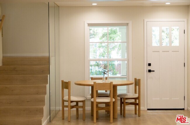 Building Photo - 1409 N De Longpre Ave