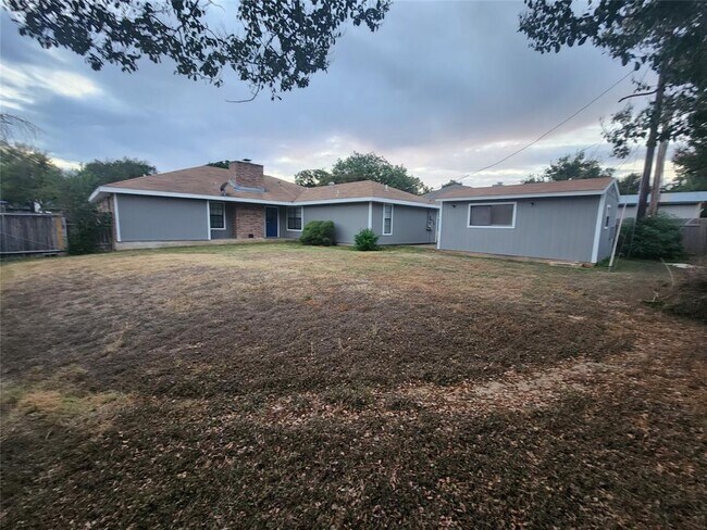 Building Photo - 302 Burning Tree Dr