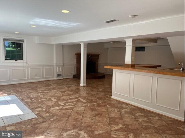 Building Photo - 731 Miller Ave