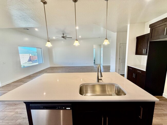 Building Photo - Beautiful Pet-Friendly 4-BR Home in Sunbrook Community