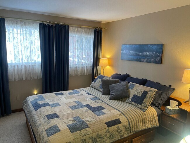 Building Photo - Beautiful furnished house in Stateline available now!