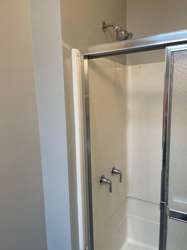 Building Photo - Beautiful, Sparkling New Kitchen - 4 Bedro...