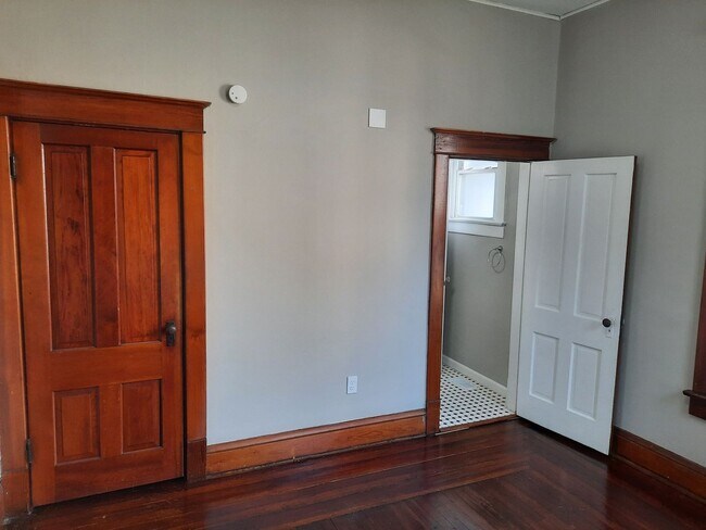 Building Photo - Lovely 3 bedroom 1 bath home