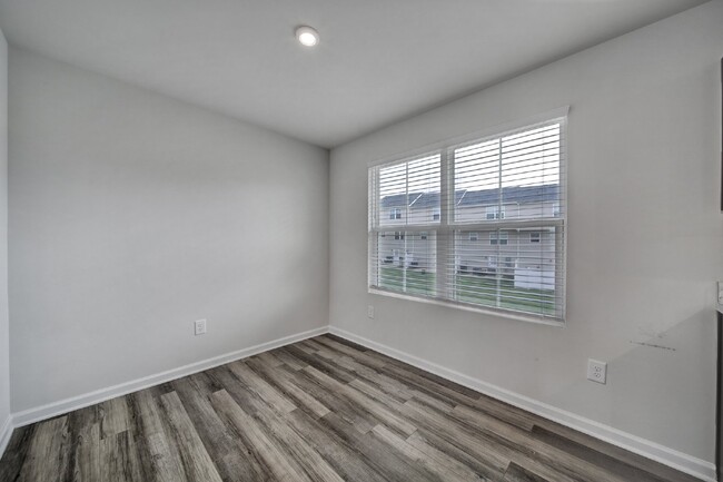 Building Photo - A Lovely 3BR/2.5BTH Transitional Townhome ...