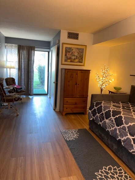 Furnished: Daybed, storage, table, chairs - 454 Racine Dr