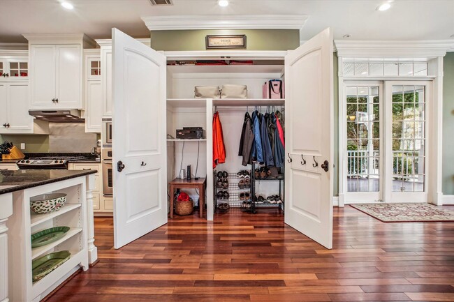 Building Photo - Stunning and Spacious Single Family Home S...