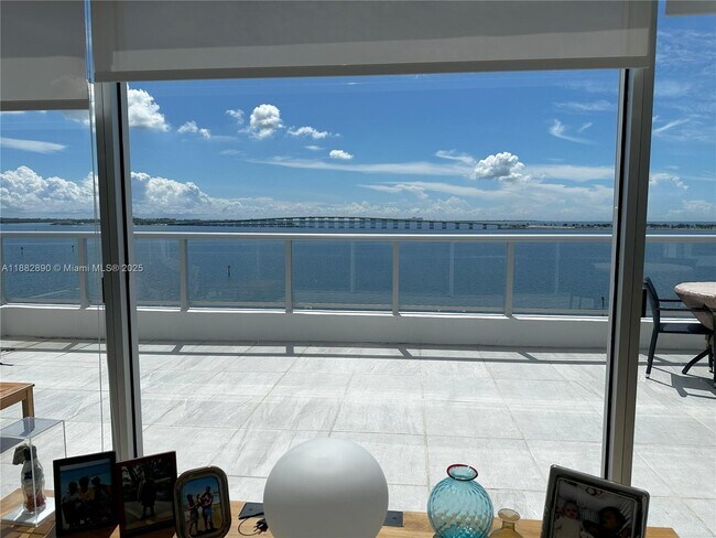Primary Photo - 1541 Brickell Ave
