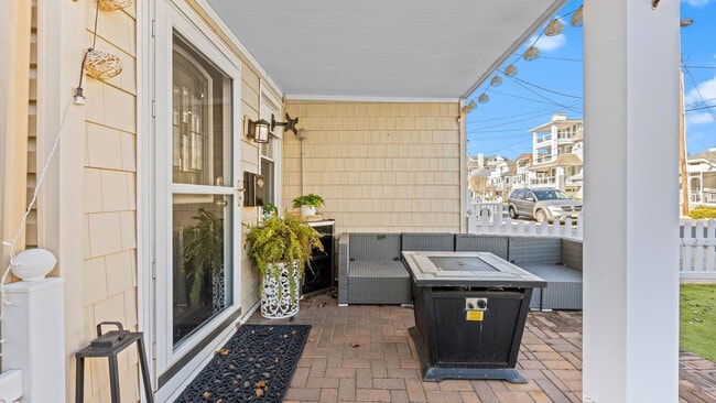 Building Photo - 816 St James Pl