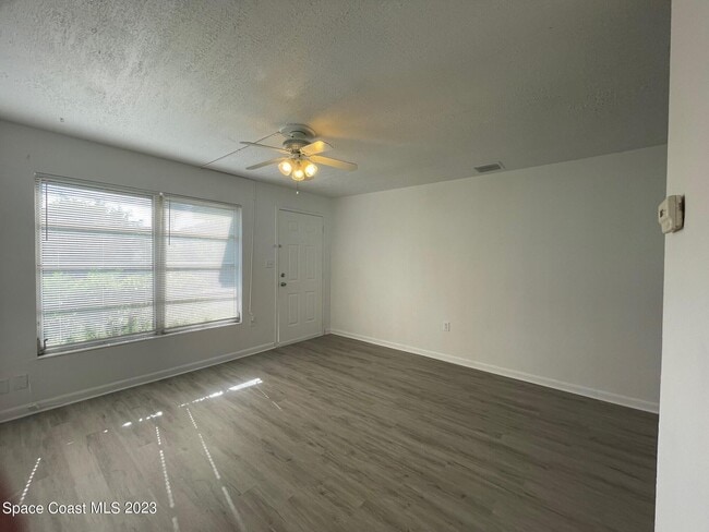 Building Photo - 211 Begonia St