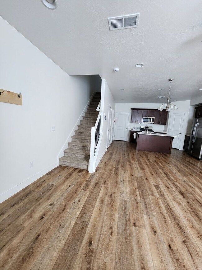 Building Photo - Beautiful Modern Townhome with Spacious La...