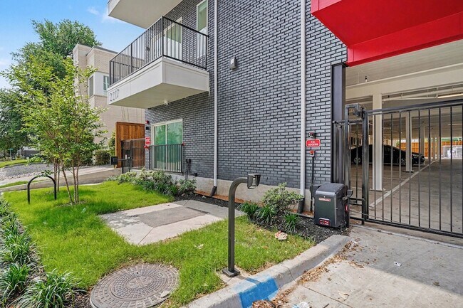 Building Photo - 2217 N Fitzhugh Ave