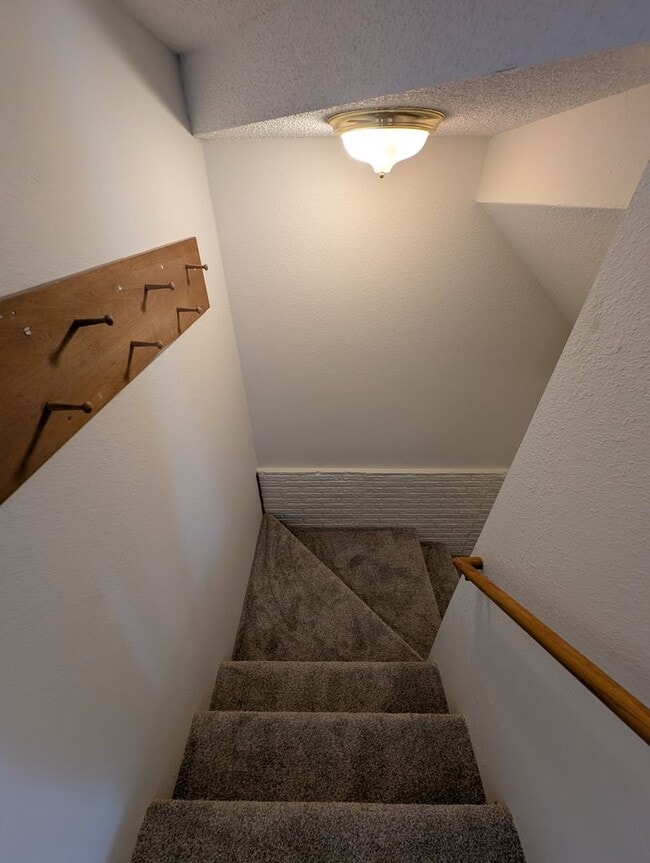 Building Photo - Cute 3 Bedroom Condo w/ Bonus Room - Walki...