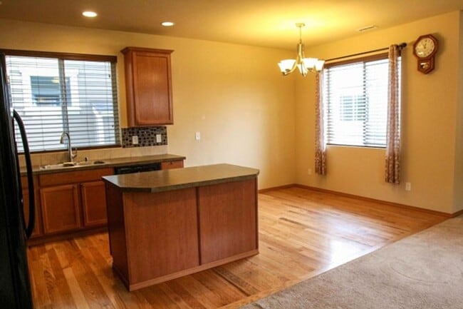 Building Photo - Spacious and Modern 4-Bedroom Home in Everett