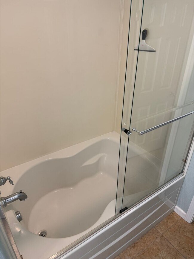 Building Photo - Corner lot Roseville property!