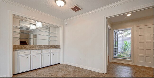 Building Photo - 1746 Cloister Dr