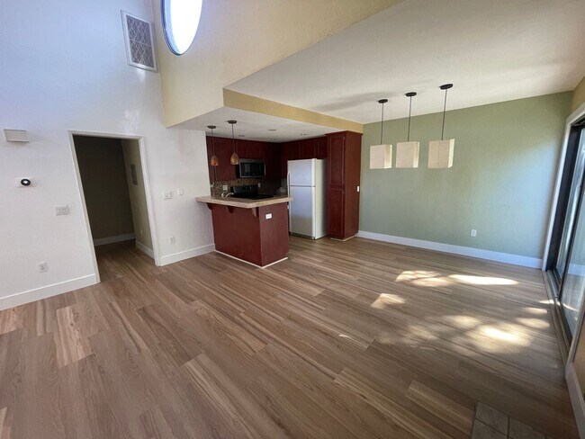 Primary Photo - 325 N Melrose Dr