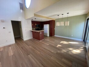 Building Photo - 325 N Melrose Dr