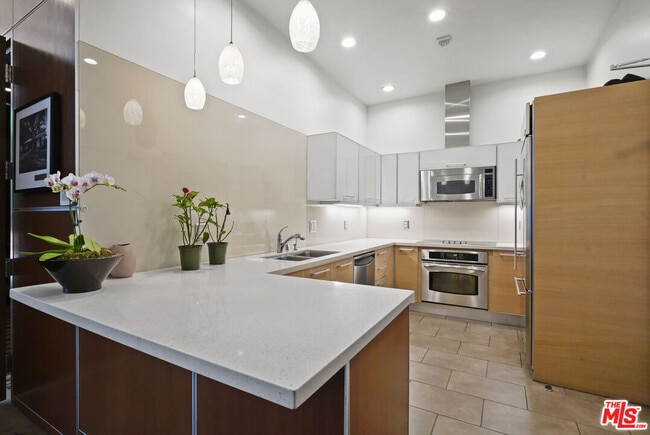 Building Photo - 801 S Grand Ave