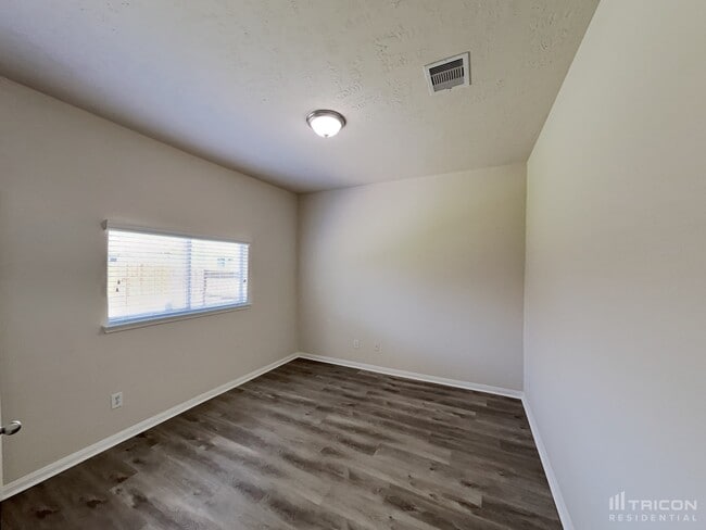 Building Photo - 706 Chase Point Cir