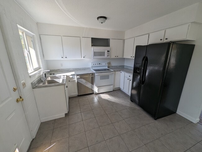 Kitchen - 275 W Parkview Dr