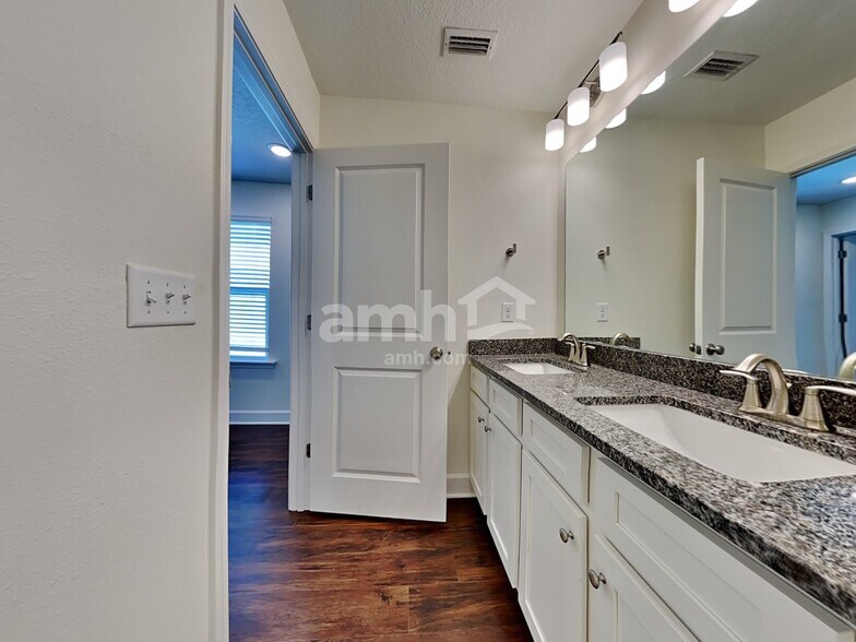 Building Photo - 1010 Tan Tara Trl