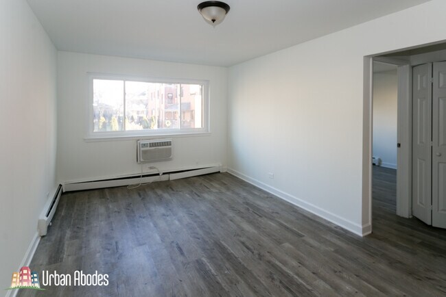 Building Photo - 6211 N Kenmore Ave