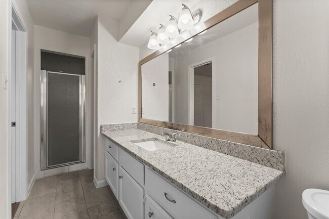Building Photo - 2102 Whitelaw Dr