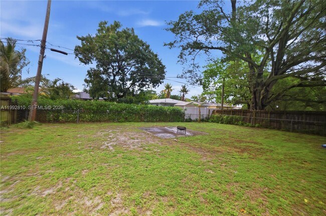 Building Photo - 1425 NW 10th Pl