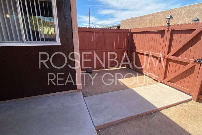 Building Photo - 2625 N Alvernon Way