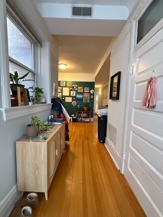 Building Photo - 12 W Chestnut St