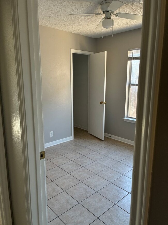 Building Photo - 2 bedroom 2 bath Duplex