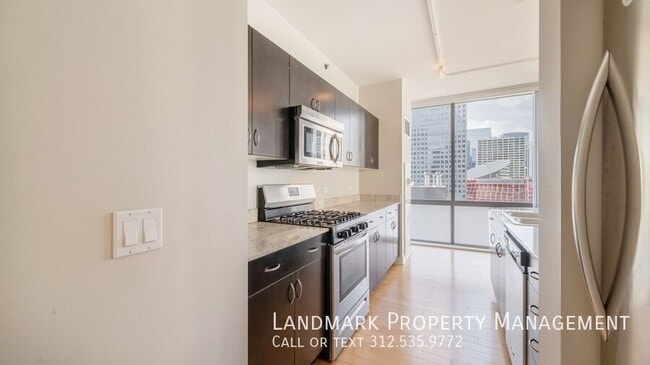 Building Photo - 8 E Randolph St