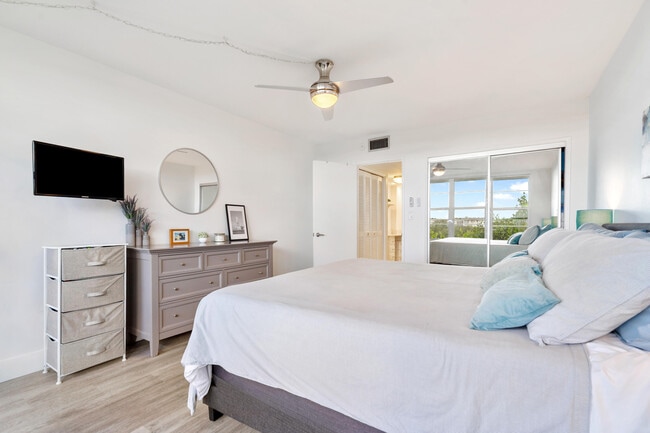 Building Photo - 3900 Oaks Clubhouse Dr