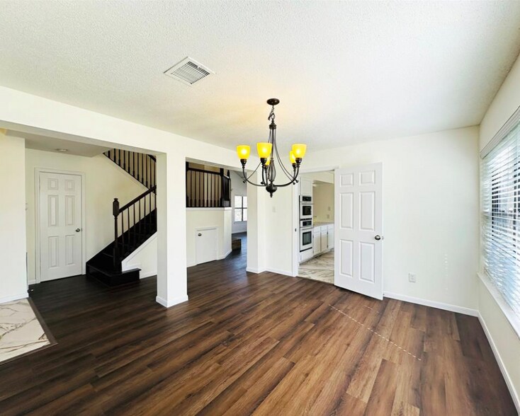 Building Photo - 306 Applewood Dr