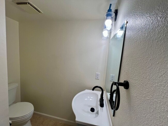 Building Photo - Great Townhome in the Pocket area close to everything!